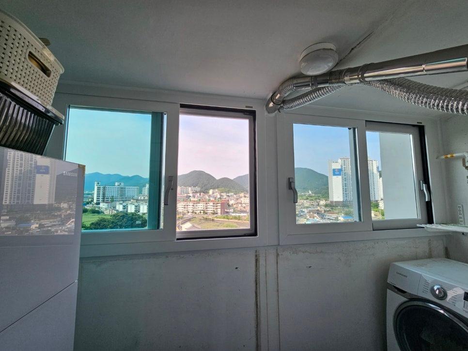 설비 배관과 인접한 창호 교체 작업 구간