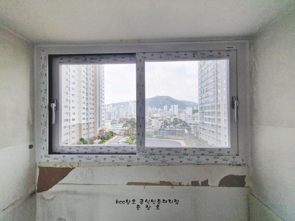 외부 풍경이 투과되는 창호 프레임의 근접 모습