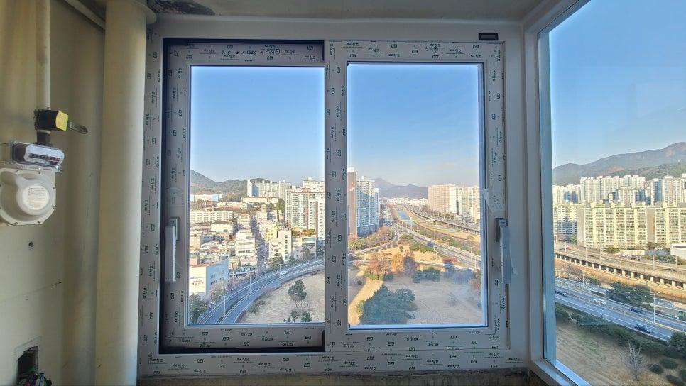 도시 풍경이 들어오는 개방감 있는 실내 창호