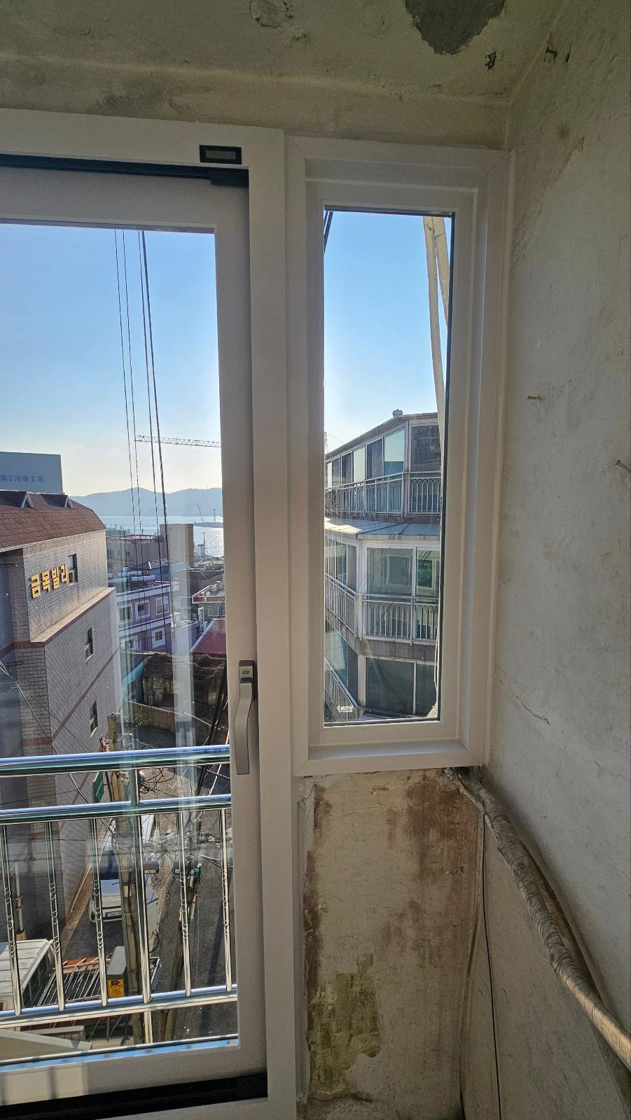 벽면 흠집이 보이는 창호 주변의 근접 상태