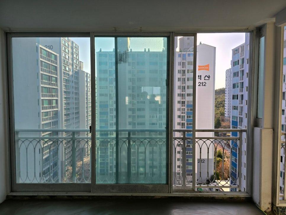 발코니 창호와 난간이 보이는 실내 모습