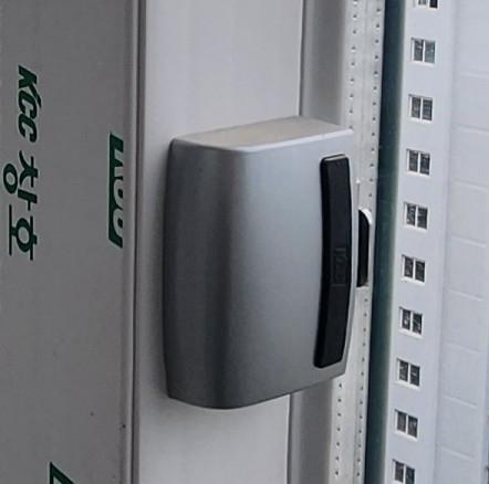 벽면에 설치된 기밀성 향상 부자재 디테일