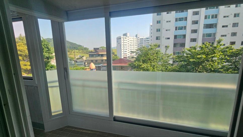 방수막을 설치한 발코니의 슬라이딩 유리창 시공 모습
