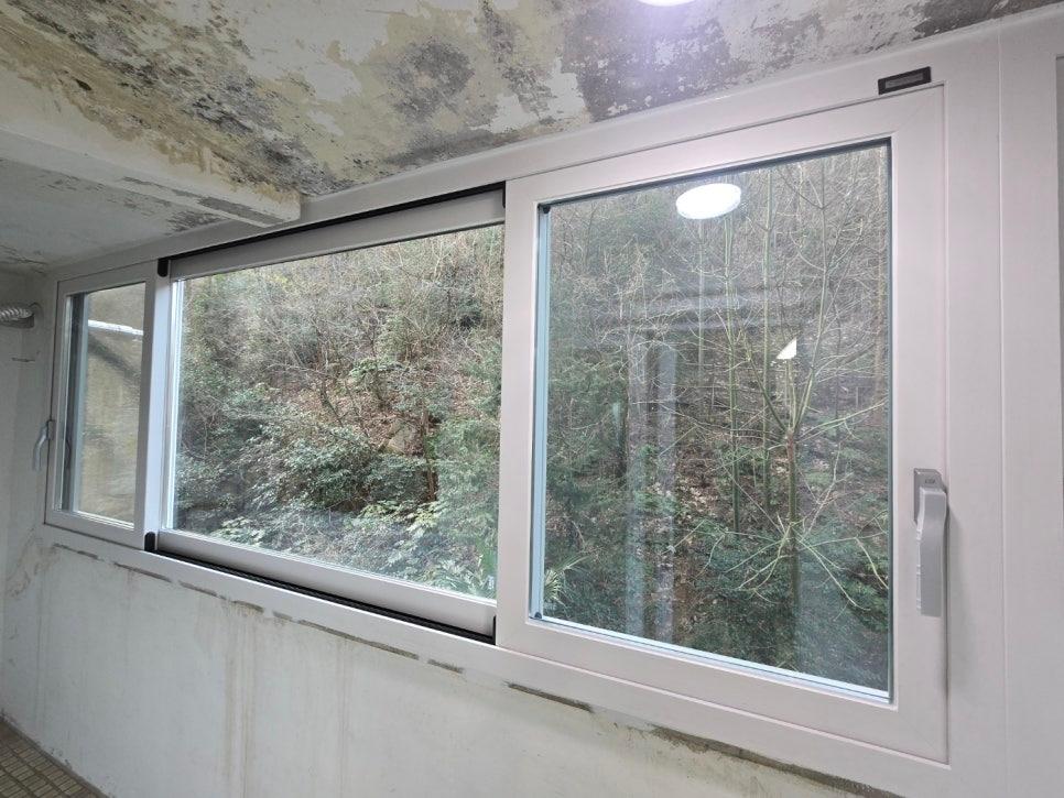 외부 숲이 보이는 창호와 벽면 마감 상태