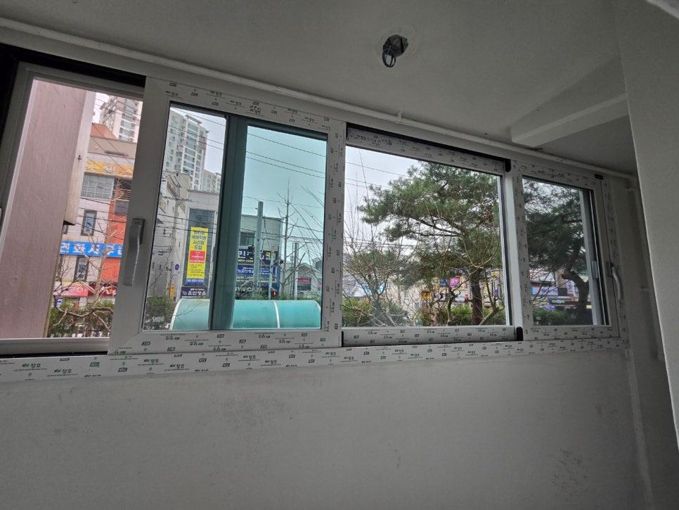 상단 프레임과 유리 패널이 맞물린 창호 디테일