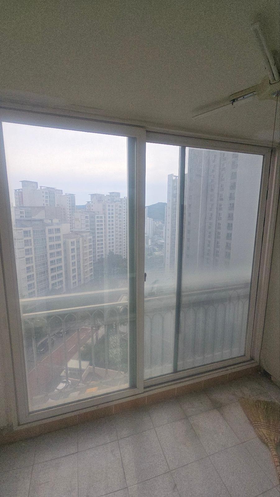 도배 전 상태의 벽면과 설치된 슬라이딩 창호