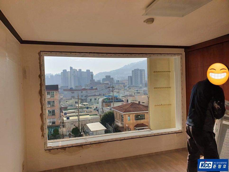 도시 전경이 보이는 열린 창호의 모습