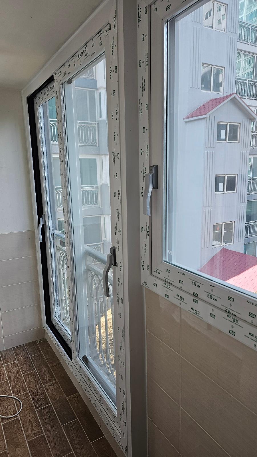 흰색 프레임의 창호가 설치된 발코니 내부 모습