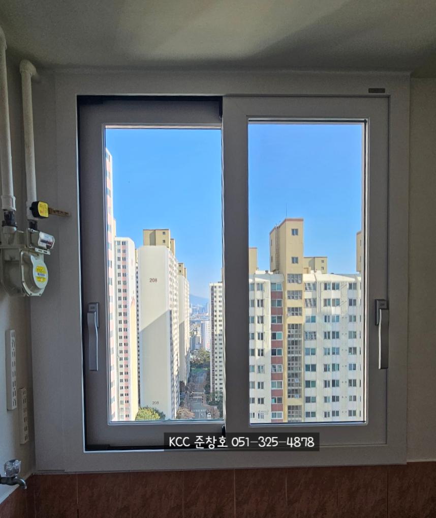 창호 손잡이와 벽면 전기 소켓이 보이는 실내 모습