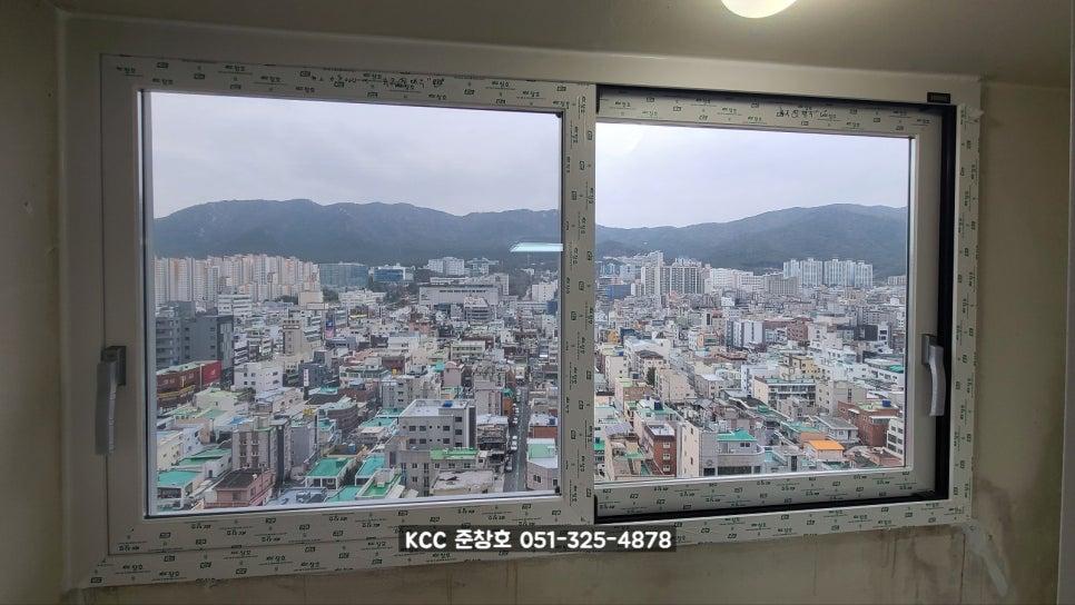 측정 표시가 된 프레임을 통해 바라본 산과 도시 풍경