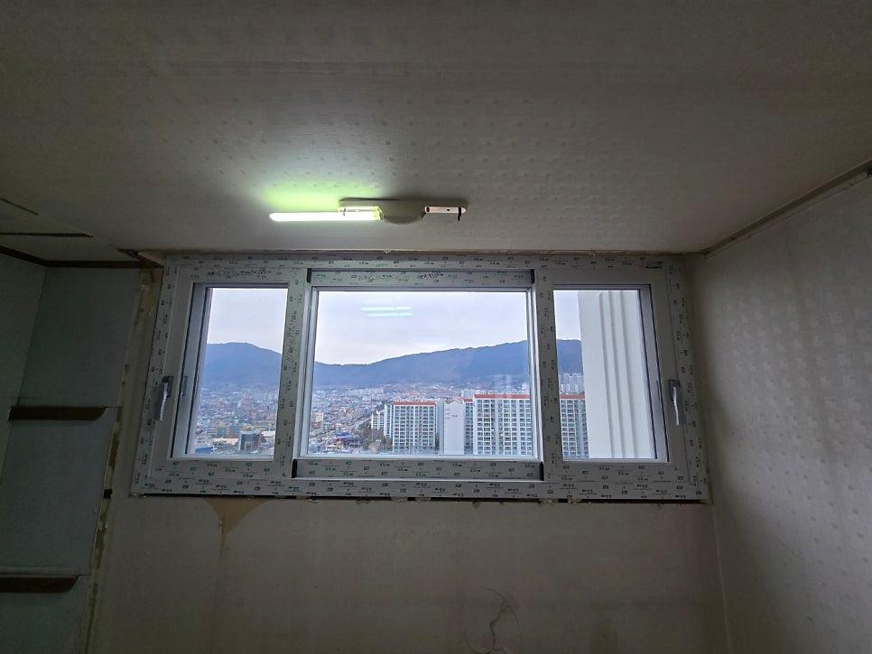 흰색 프레임 창호로 완성된 깔끔한 방 풍경