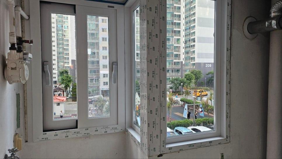 도시 풍경이 비치는 창호 프레임과 유리 패널 근접 샷