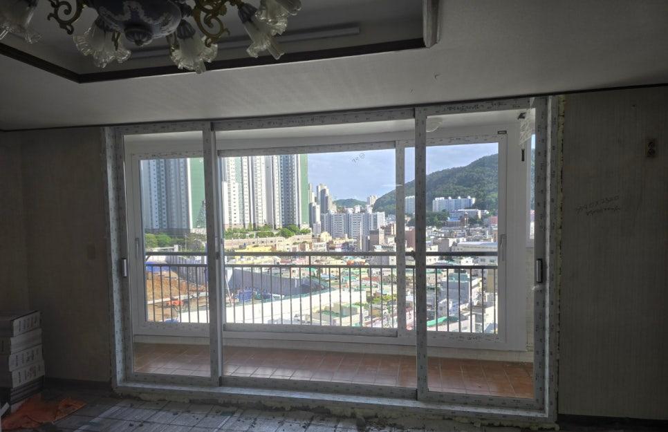 도배 전 벽면과 산이 보이는 창밖 풍경