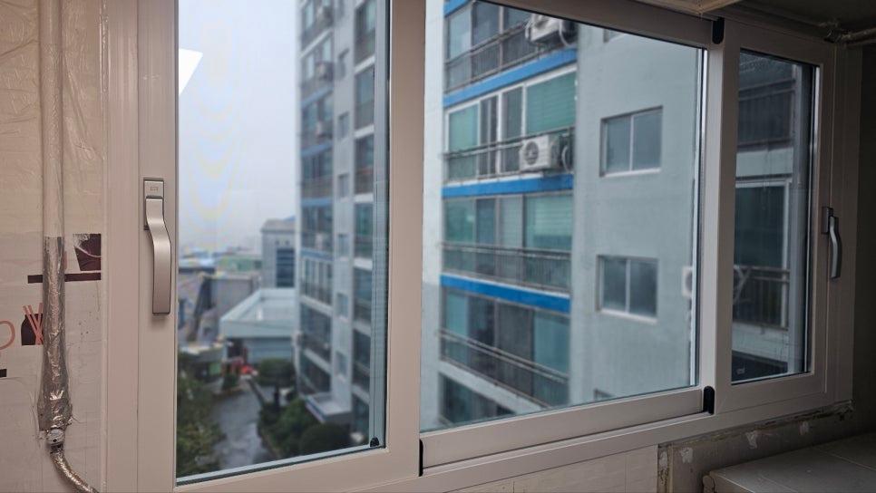 흰색 프레임과 자동핸들이 적용된 창호 근접 모습