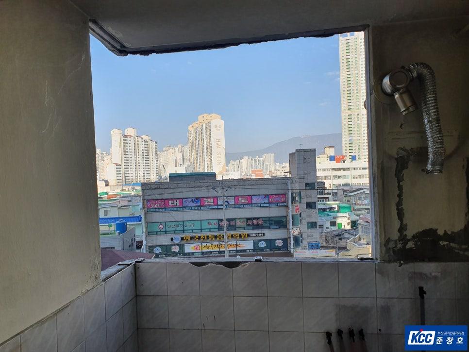 벽면 타일과 금속 배관이 노출된 발코니 시공 과정