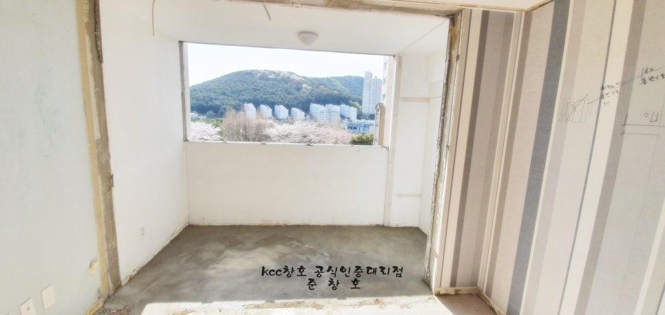 시공 전 흰 벽과 콘크리트 바닥의 빈 공간