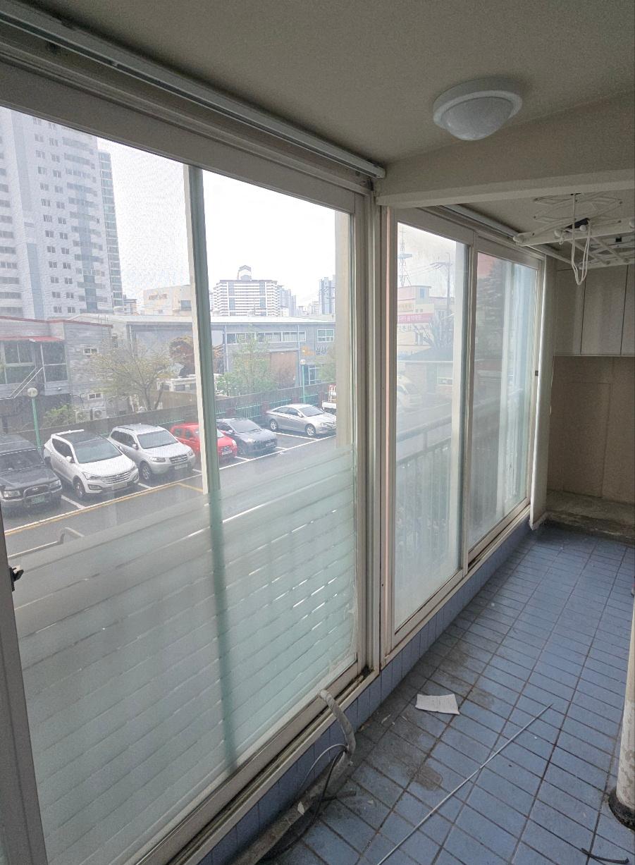 파란색 타일 바닥이 보이는 발코니 시공 시작점