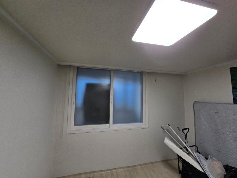 사각형 조명이 비추는 빈 방의 창호 작업