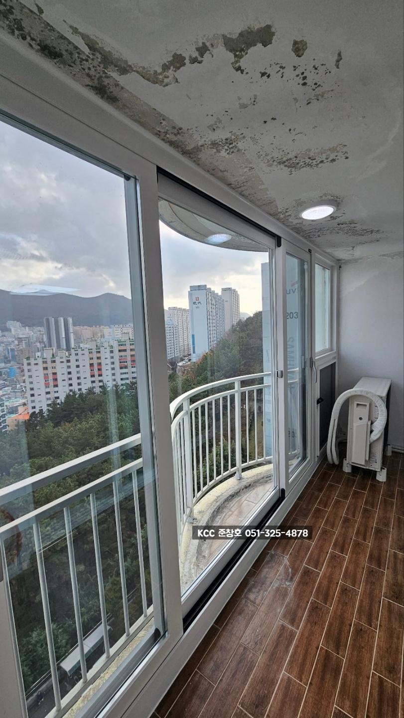 천장 마감재가 손상된 상태의 발코니 시공 과정