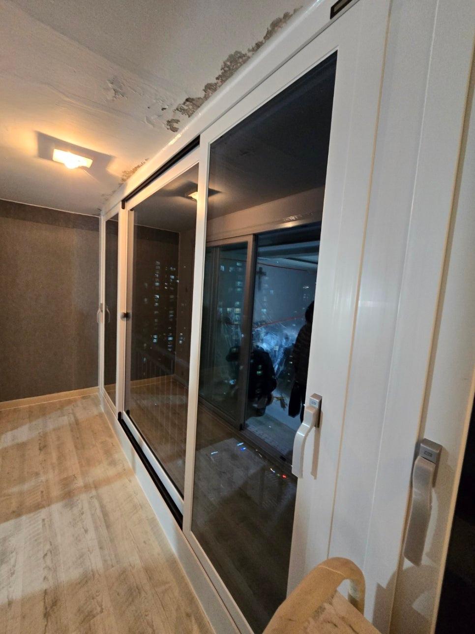 벽지가 일부 제거된 복도 시공 현장