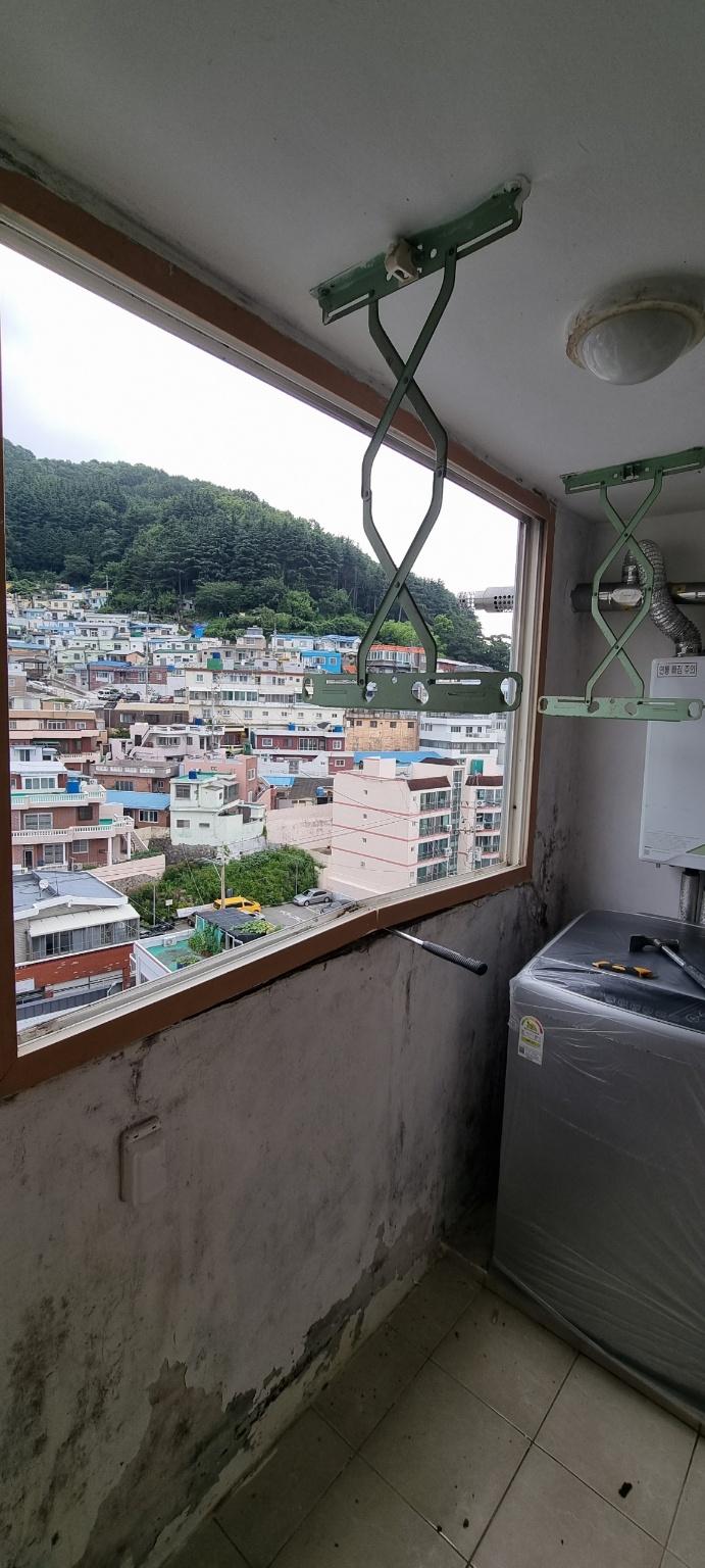 창호를 철거하여 벽면의 흠집과 구조물이 드러난 모습