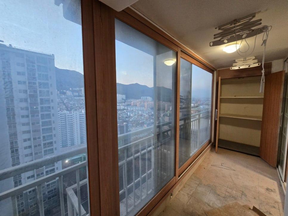 창호 프레임과 내부 벽면, 수납장이 만나는 접점