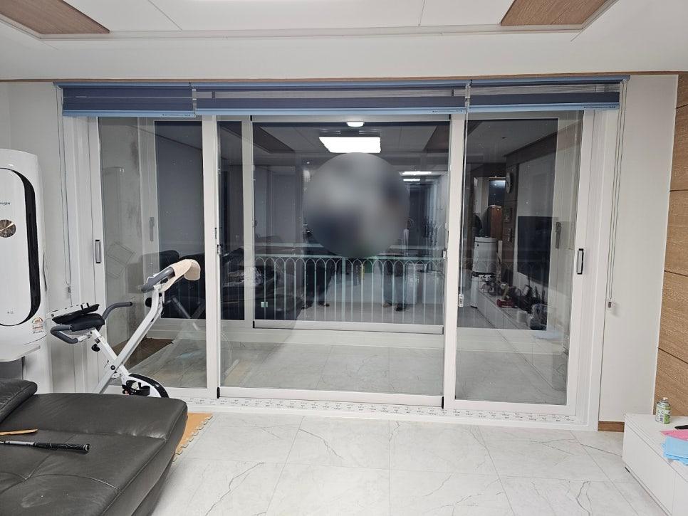 가구와 가전이 배치된 거실 공간의 시공 준비 상태
