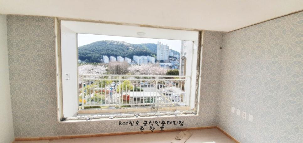시공 전 산과 건물이 보이는 창호 근접 모습