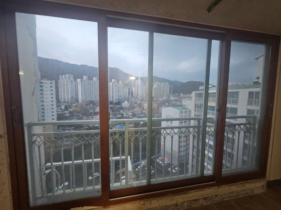 산과 건물이 보이는 창밖 풍경과 화이트 프레임