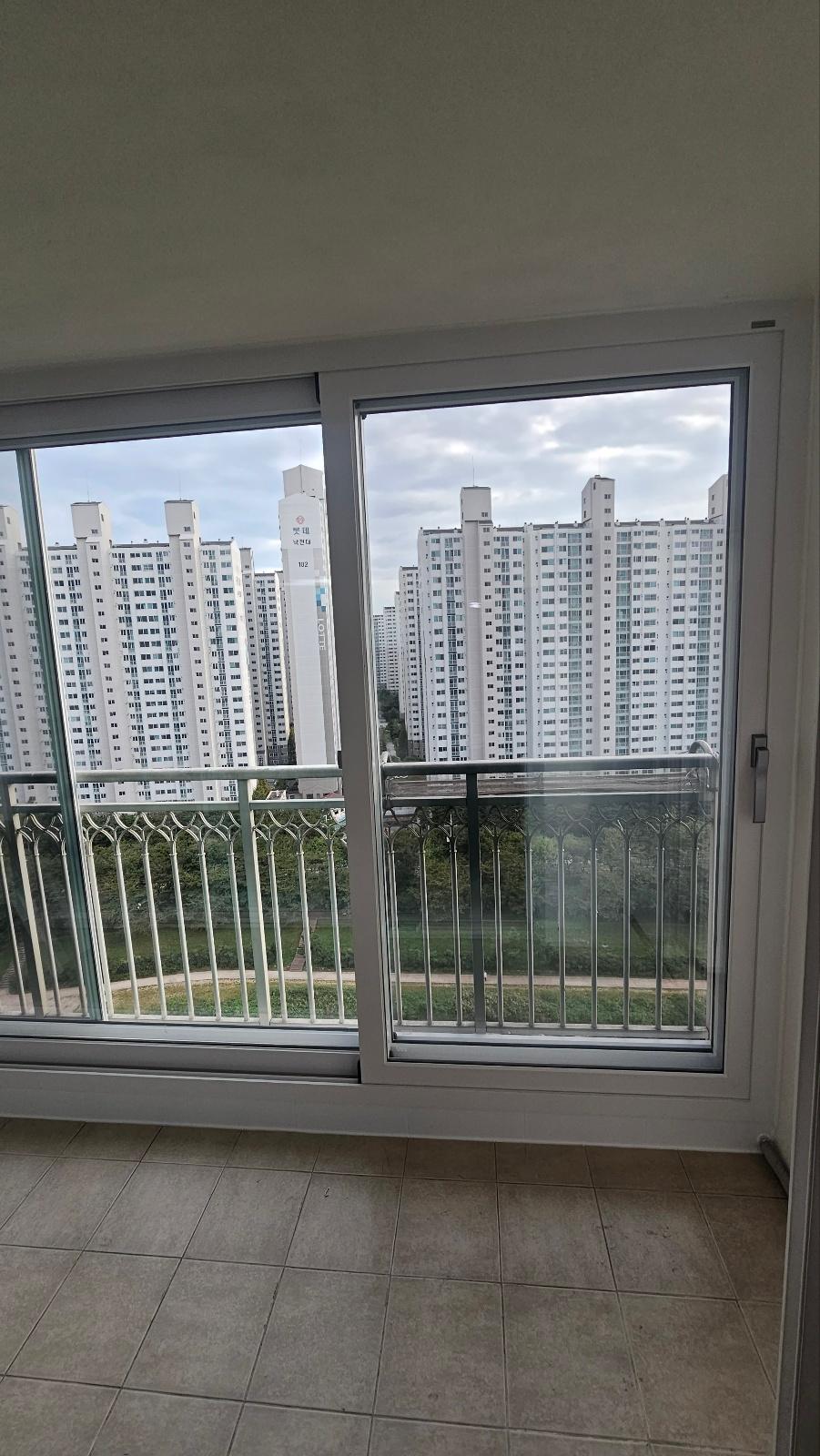 외부 풍경이 선명하게 보이는 화이트 슬라이딩 창호