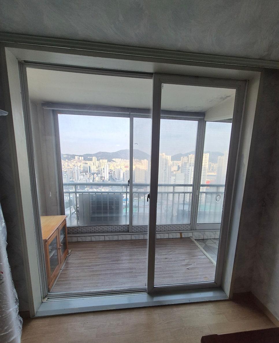 목재 마루와 함께 준비 중인 실내 공간