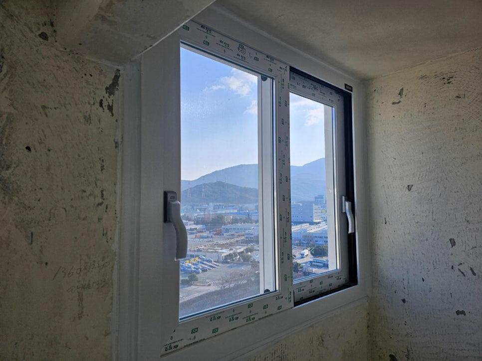 흰색 프레임 너머로 보이는 산과 건물의 풍경
