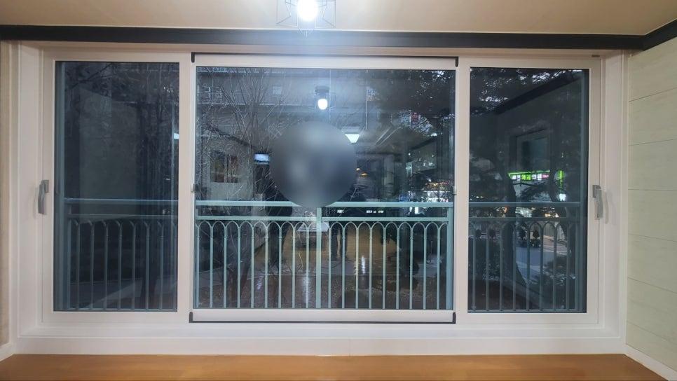 파란색 난간 외부로 설치된 흰색 슬라이딩 창호