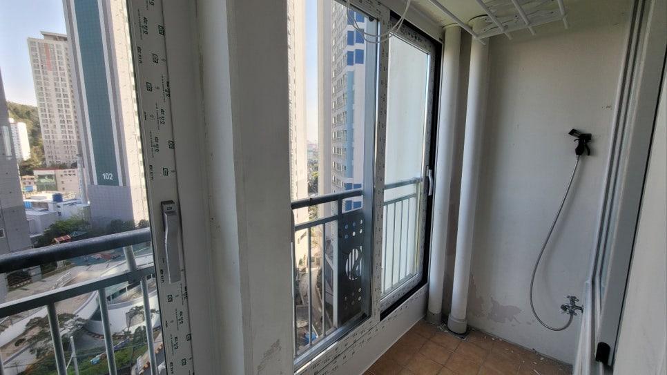 배관과 벽면 상태를 확인하는 발코니 작업 현장