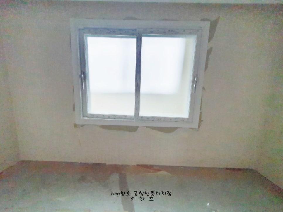 마감 전 흰색 벽면에 설치된 창호 프레임 근접샷