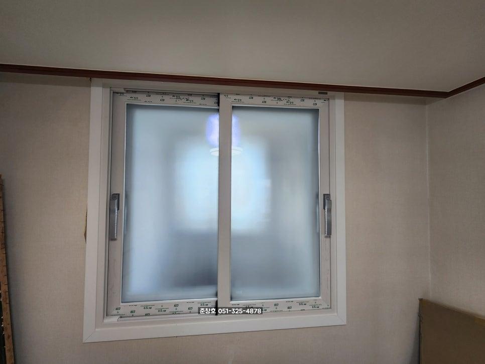 마감 상태를 확인하는 세부 장면