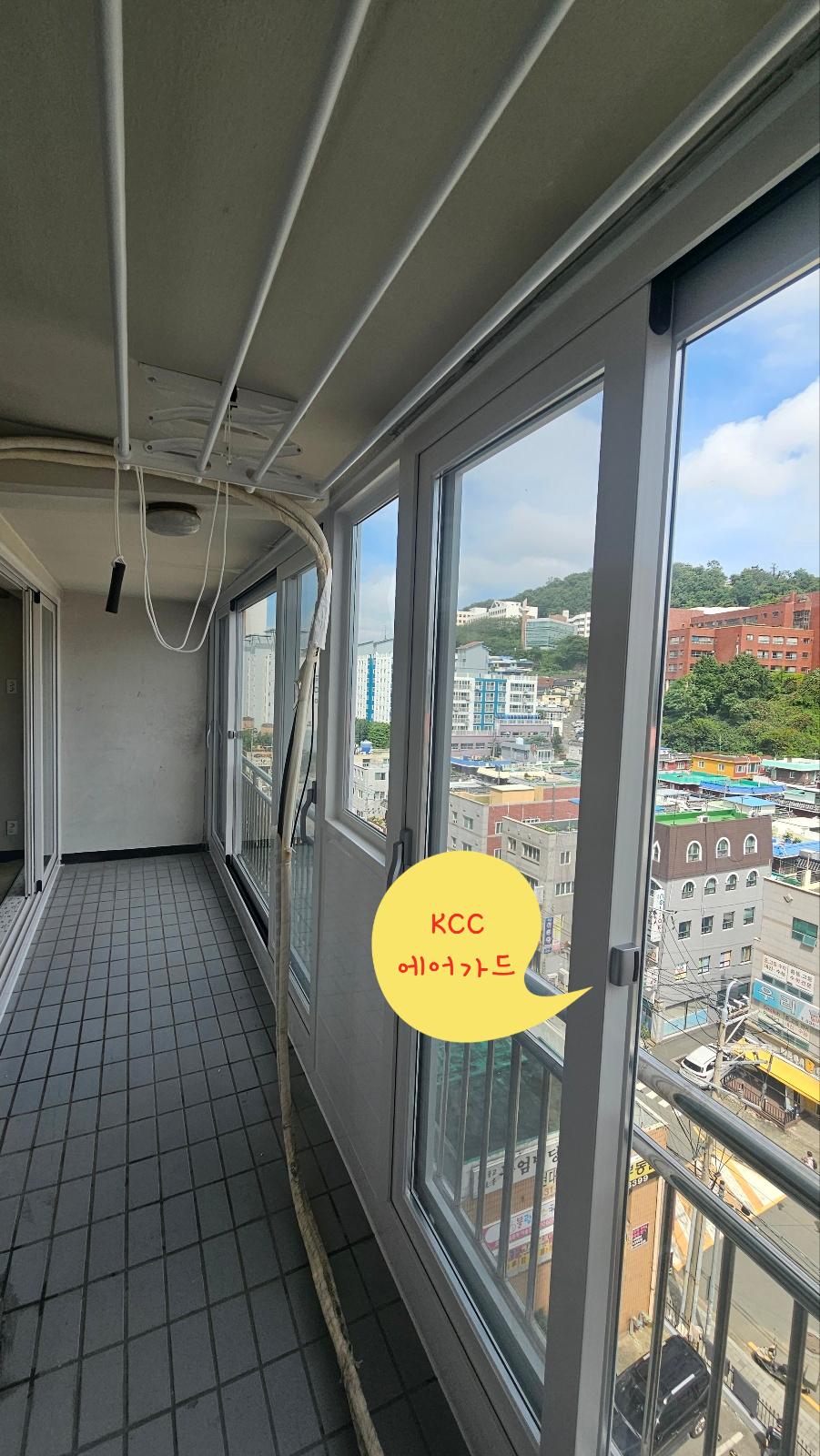 천장 배관이 보이는 발코니 시공 현장