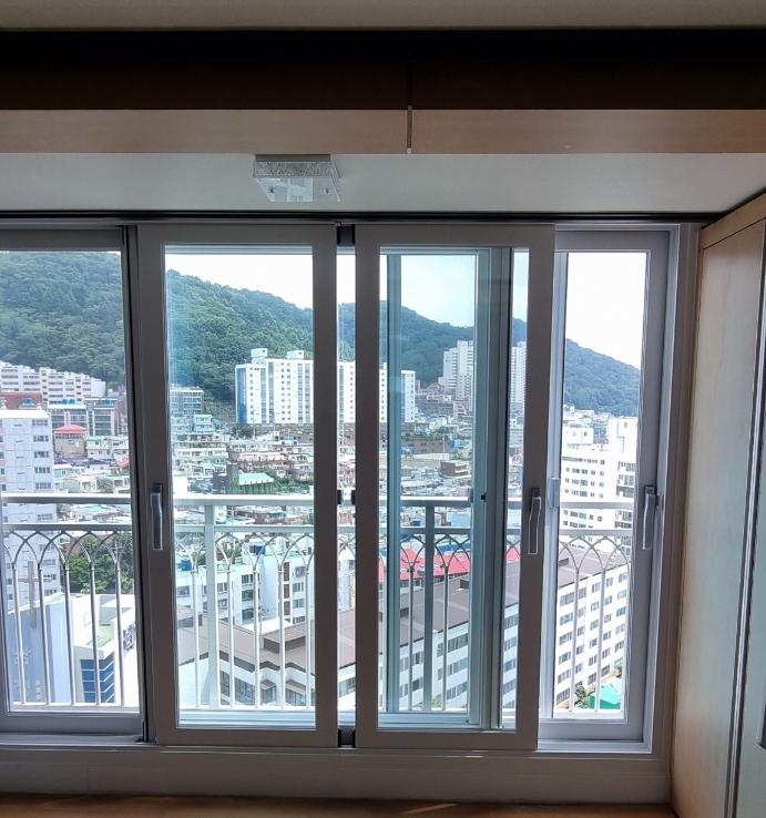 외부 도시 풍경이 보이는 새 창호의 근접 샷