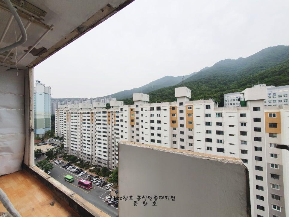 나무 바닥과 흰색 벽면이 어우러진 발코니의 완성된 모습