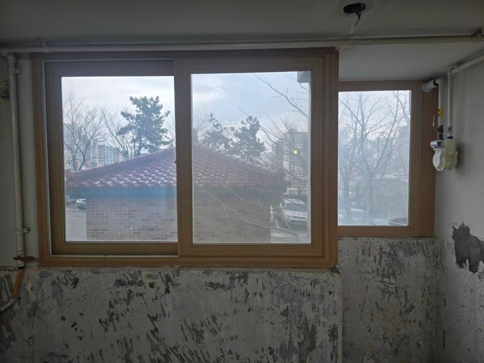 벽면 마감이 불완전한 상태의 창호 근접 샷
