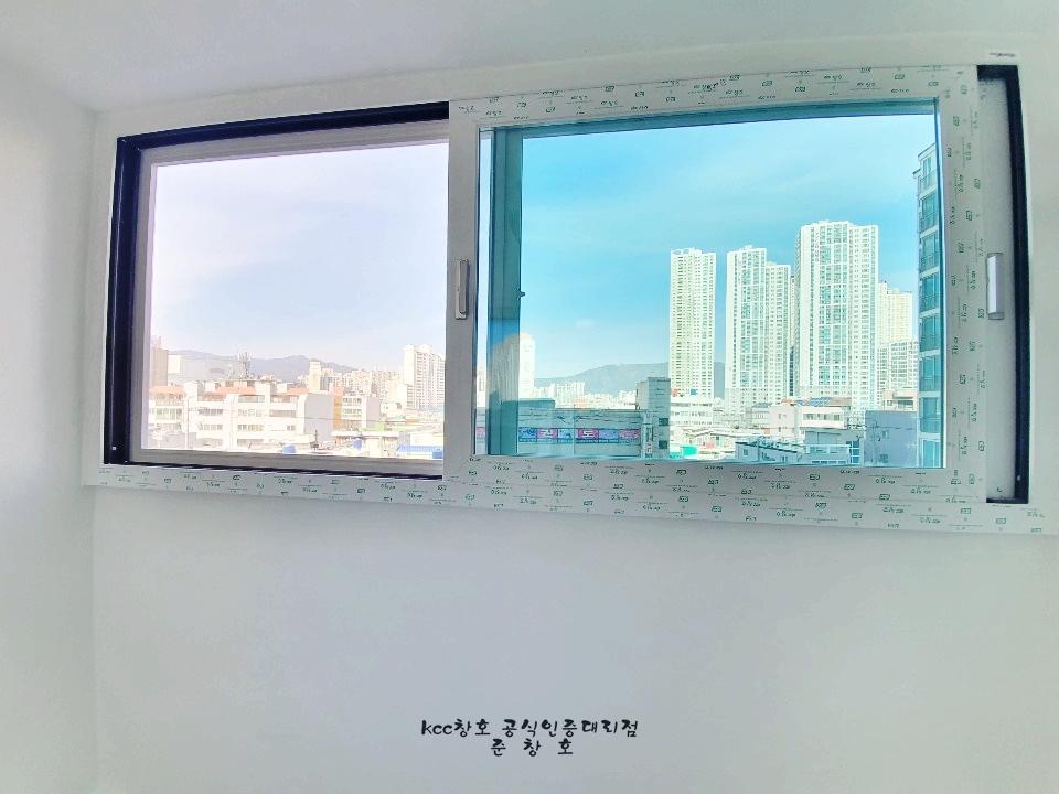 흰 벽과 밀착된 화이트 창호 근접샷