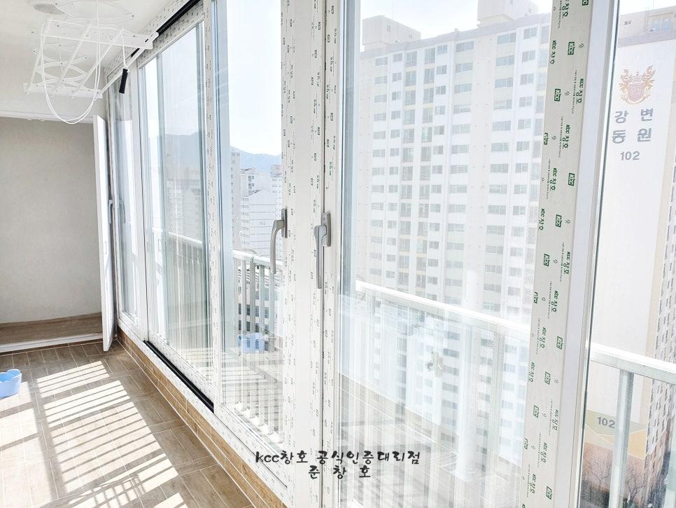 베이지색 벽면과 갈색 타일이 어우러진 발코니