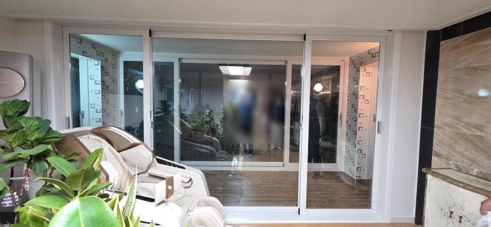 초록 식물과 함께하는 싱그러운 거실 뷰