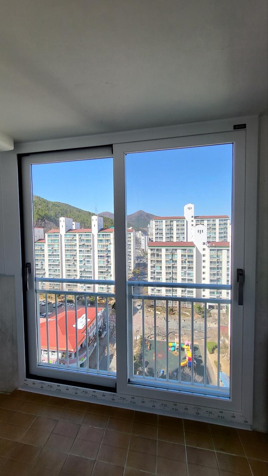 흰색 프레임의 슬라이딩 창호 근접 모습