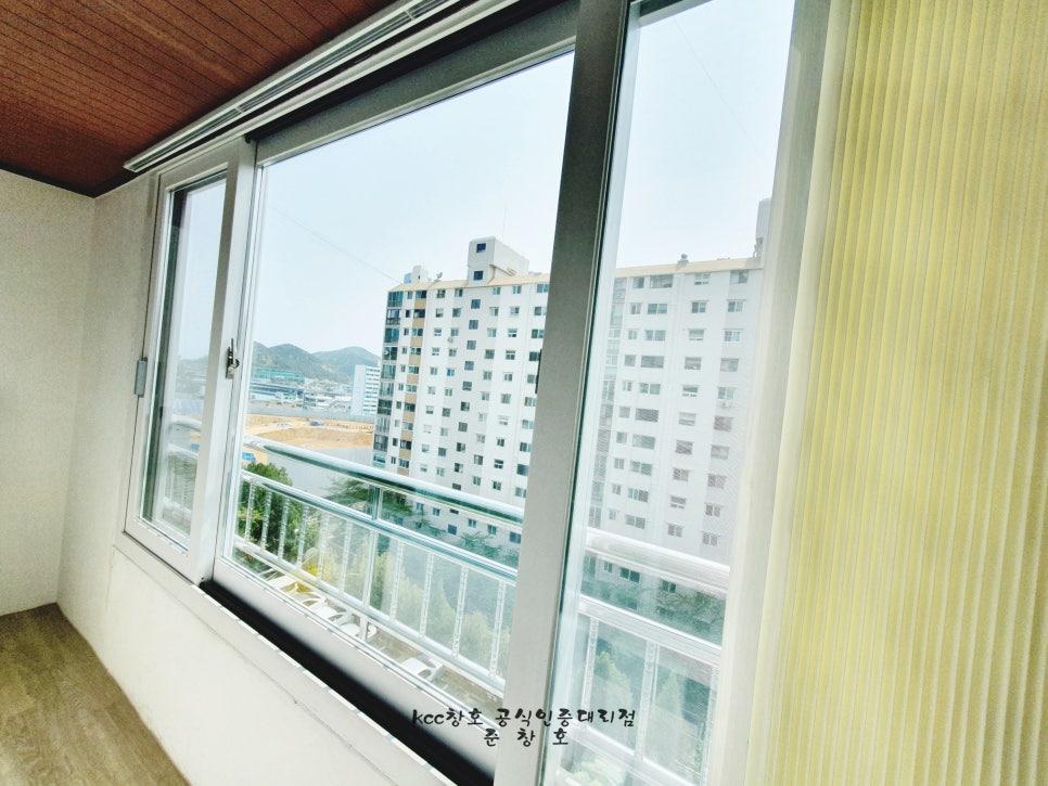 발코니 난간과 실내 벽면이 보이는 창호 마감 상태