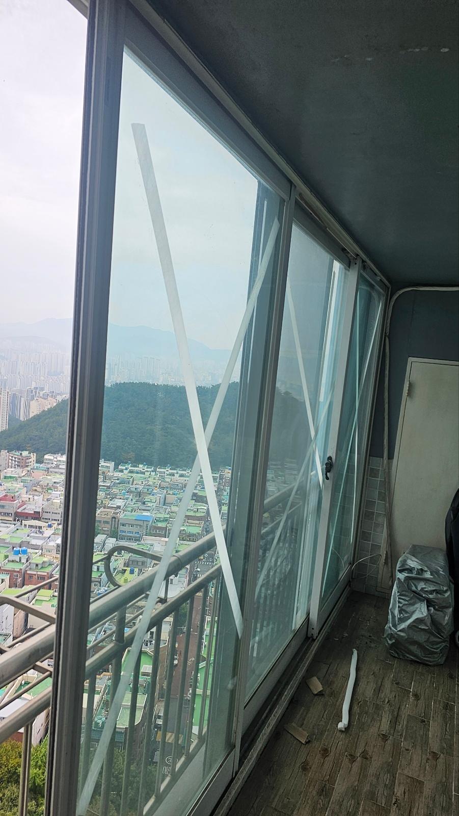 도시 전망이 보이는 발코니 창호 설치 과정