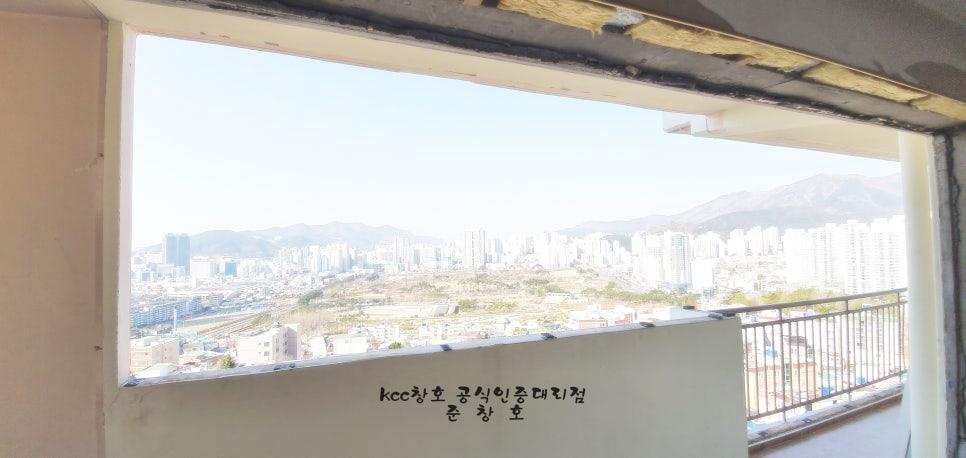 도시 풍경을 배경으로 설치된 화이트 프레임 창호