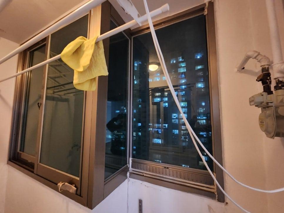 흰색 레일과 프레임의 접합부를 점검하는 근접 샷