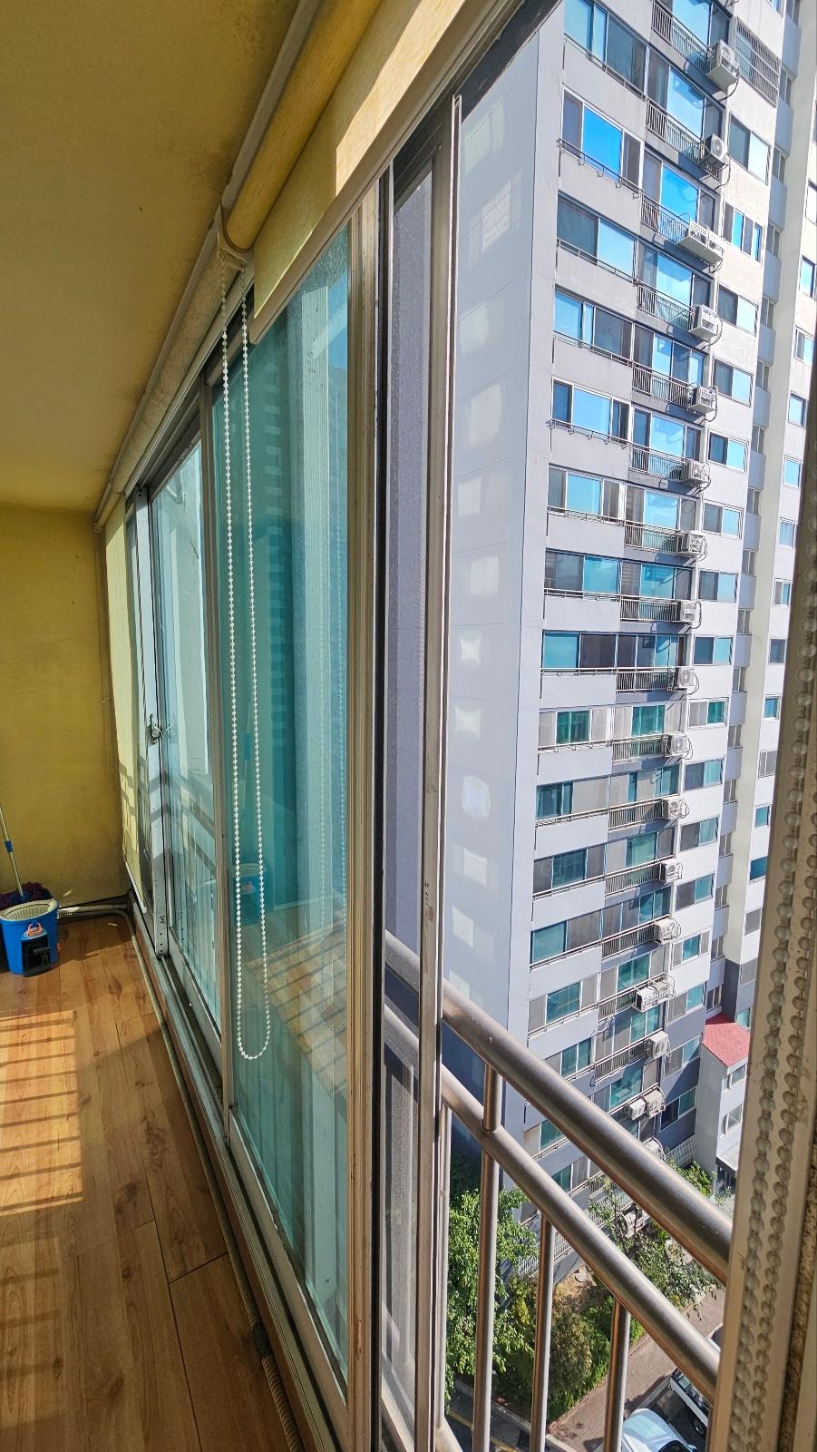 창호와 벽면이 맞닿은 시공 지점