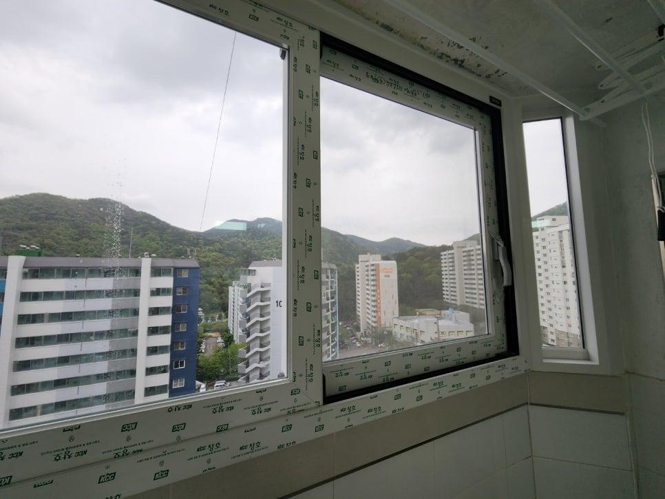 창호 프레임과 유리 패널이 벽체와 연결된 근접 샷